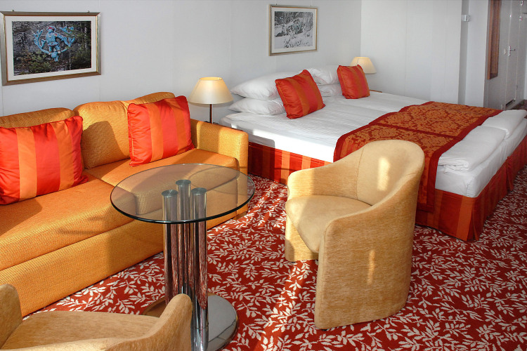 Superior Suite fred olsen cruises balmoral superior suite 2014.jpg