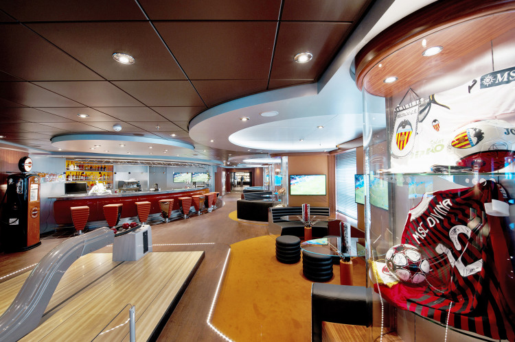 Sports Bar MSC Fantasia Class sports bar 2.jpg
